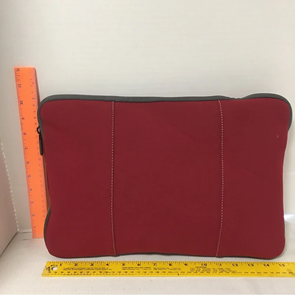 Targus laptop sleeve protector case red zips closed 15” EUC